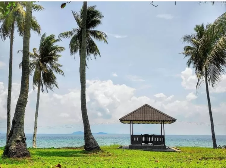 Spot kece fantastis tak terlupakan di destinasi wisata alam Pulau Randayan Singkawang Kalimantan Barat salah satunya adalah di gubuk aesthetic diantara pohon kelapa dan rumput hijau.