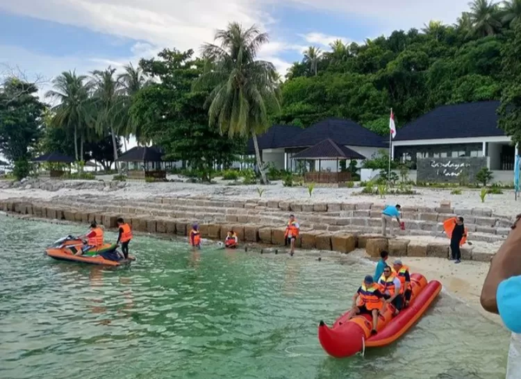 Salah satu spot kece saat traveling ke destinasi wisata alam Pulau Randayan Singkawang Kalimantan Barat adalah naik banana boat.