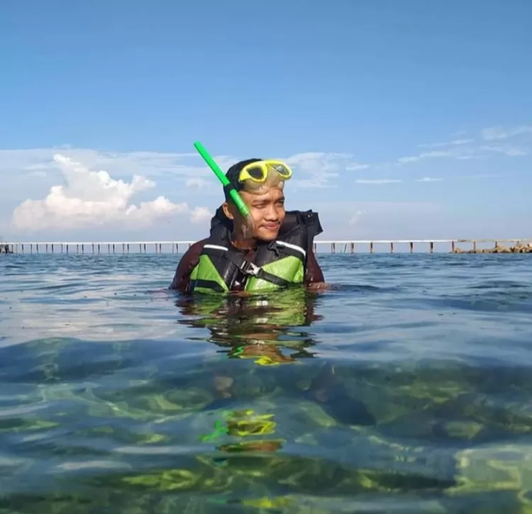 Salah satu spot kece di destinasi wisata alam Pulau Randayan Singkawang Kalimantan Barat adalah potret usai menyelam dari dalam air.