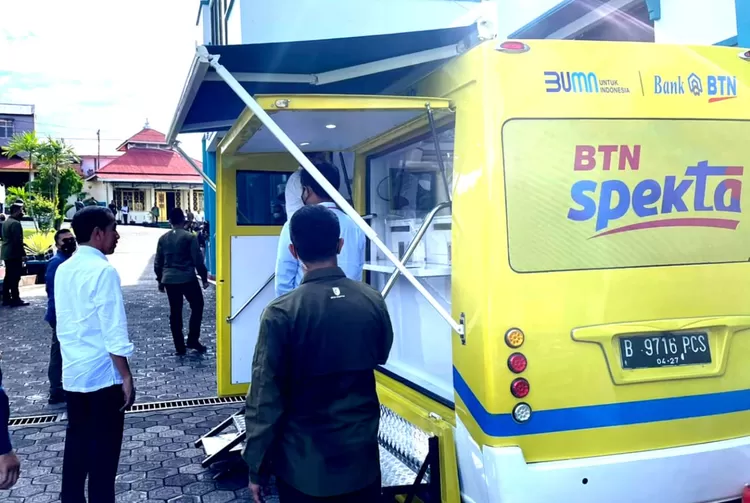 Presiden Jokowi didampingi Menteri Ketenagakerjaan Ida Fauziyah menyaksikan peserta penerima Bantuan Subsidi Upah (BSU) melakukan penarikan dana melalui ATM pada Mobil Kas Keliling (MKK) Bank BTN di Ternate, Maluku Utara, Selasa (27/9/2022).
