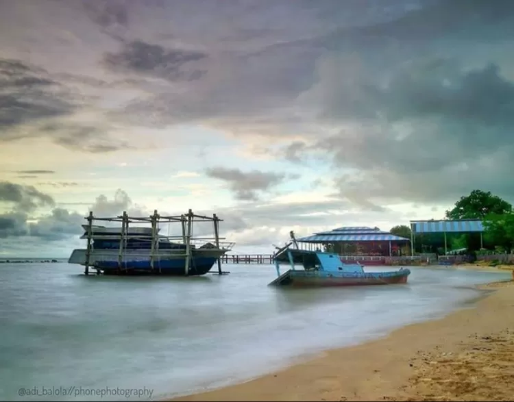 Pemandangan Pantai Pasir Panjang Singkawang yang indah disertai kapal yang sedang berlabuh.