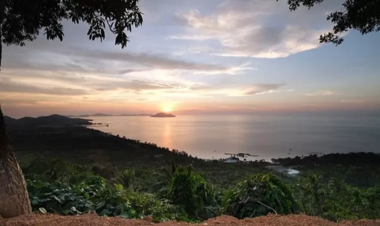 Pemandangan sunset Tanjung Bajau dari atas bukit.