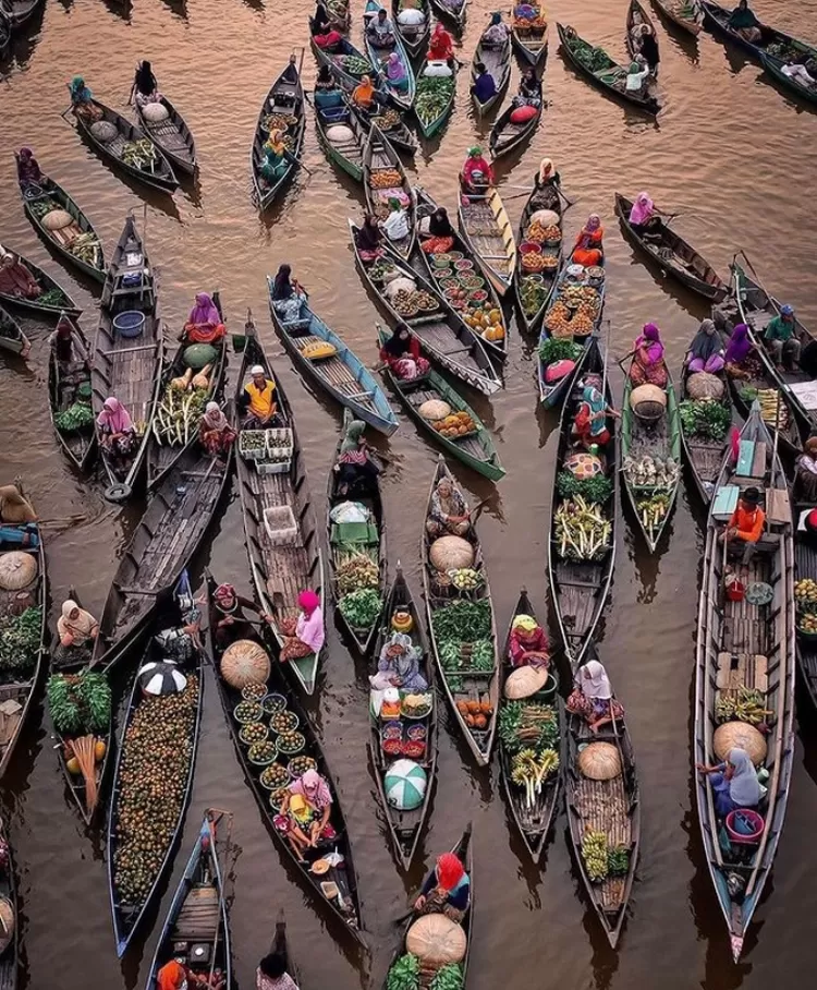 Perahu berjejer-jejer dengan hasil buminya menjadi salah satu spot paling kece di Pasar Apung destinasi wisata prioritas di Kalimantan Selatan