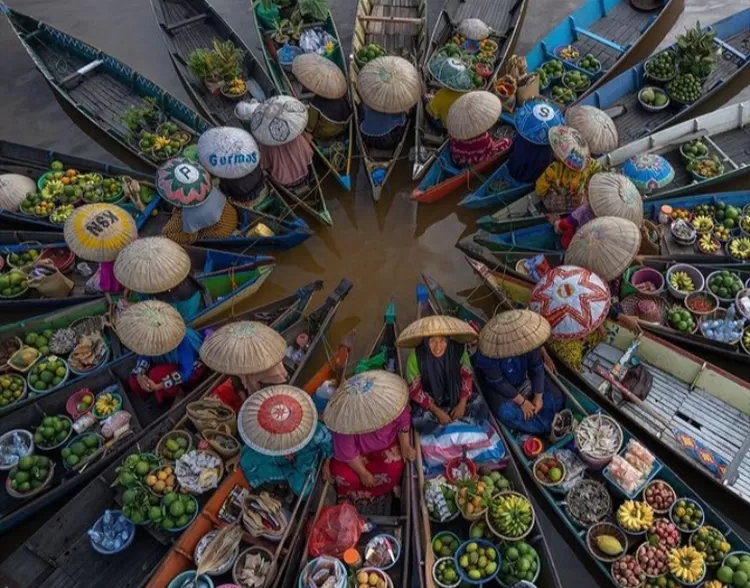 Berkumpulnya perahu melingkar menjadi salah satu spot paling kece di Pasar Apung destinasi wisata prioritas di Kalimantan Selatan