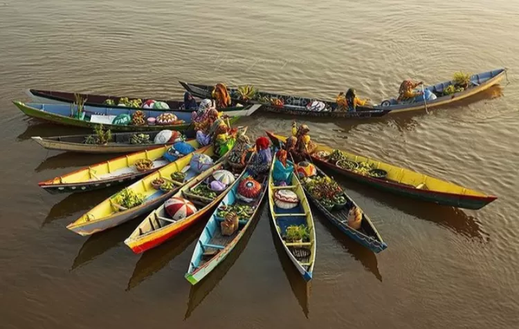 Barter atau jual beli barang menjadi salah satu spot paling kece di Pasar Apung destinasi wisata prioritas di Kalimantan Selatan