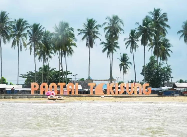 Spot foto keren di destinasi wisata alam Pantai Takisung Banjarmasin salah satunya adalah di ikon tulisan Pantai Takisung bersama pepohonan kelapanya.