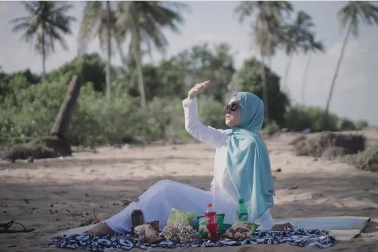 Spot foto keren di destinasi wisata alam Pantai Takisung Banjarmasin salah satunya adalah piknik diatas pasir.