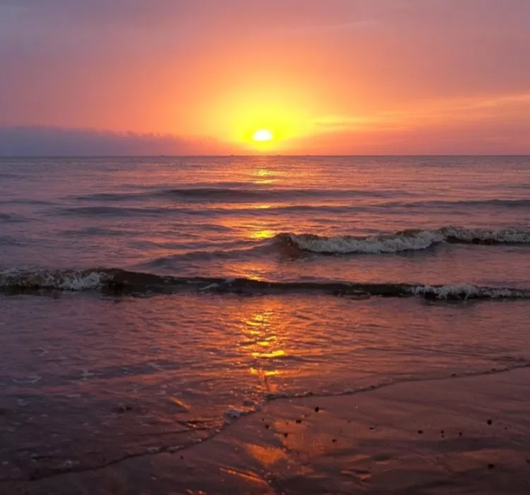 Spot foto keren di destinasi wisata alam Pantai Takisung Banjarmasin salah satunya adalah saat sunset pantai.
