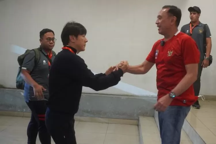 Ketum PSSI Iwan Bule menyampaikan permohonan maaf atas tragedi stadion Kanjuruhan Malang yang menewaskan lebih 130 orang. Namun netizen malah menuntut dia dan tim mengundurkan diri dari PSSI. Tampak dalam foto Iwan Bule dengan pelatih Shin Taeyong dalam sebuah kesempatan. 