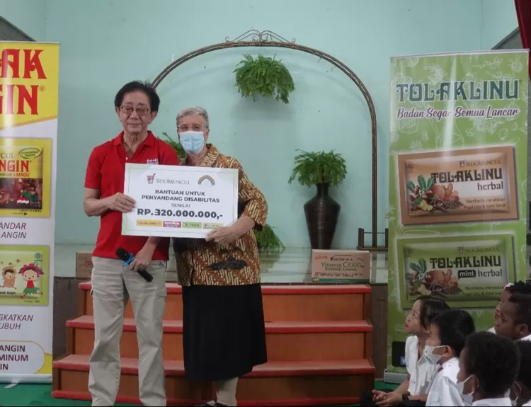 Direktur SidoMuncul Irwan Hidayat menyerahkan bantuan dana RpRp320 Juta kepada penyandang disabilitas binaan Yayasan Sinar Pelangi yang diterima oleh Propinsialat Indonesia, Suster Theodosia Tinambunan FCJM.