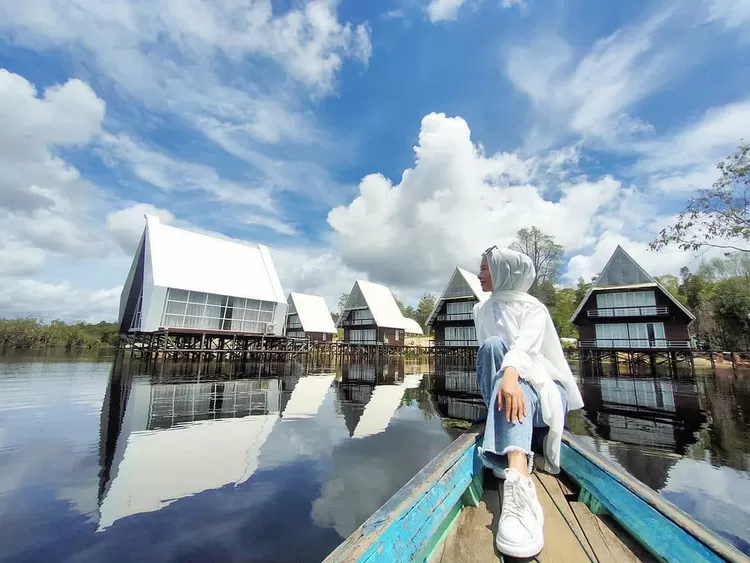 Memanfaatkan spot foto di Danau Laet, destinasi wisata alam yang berlokasi di Kabupaten Sanggau Kalimantan Barat.