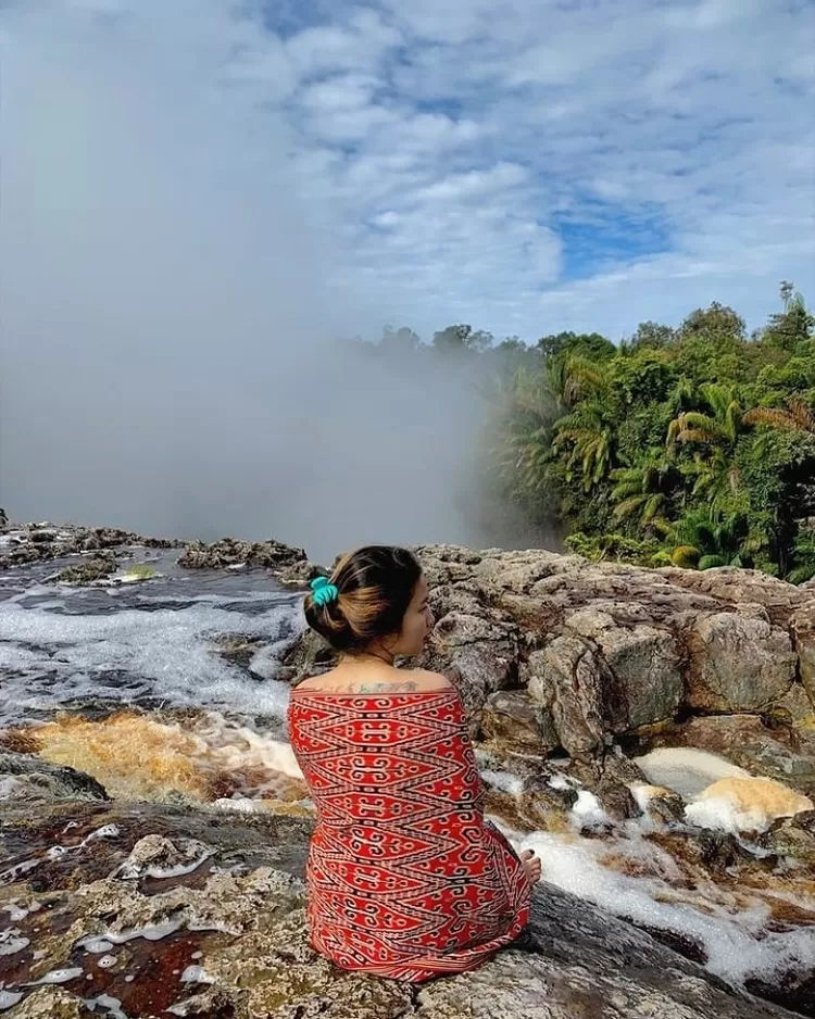 Air Terjun Nokan Nayan, destinasi wisata alam yang tersembunyi di Kalimantan Barat.