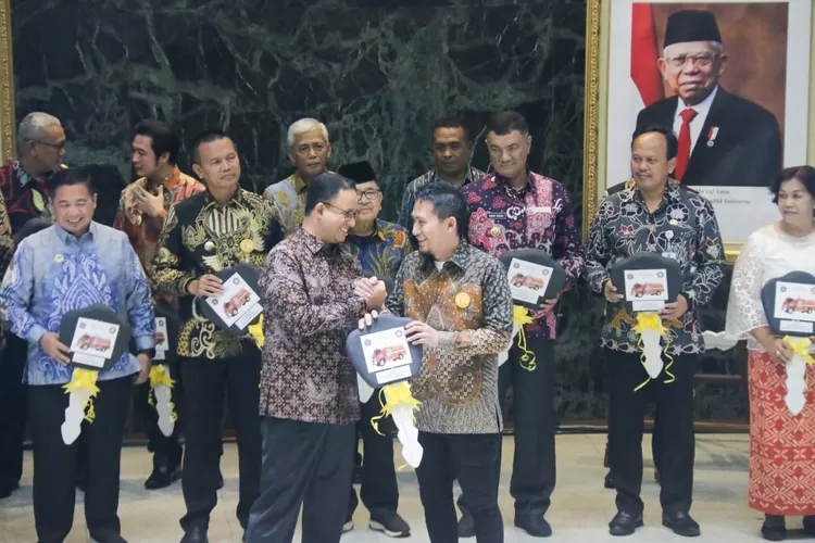 Gubernur DKI Jakarta Anies Baswedan menyerahkan kunci mobil pemadam kebakaran  sebagai hitam kepada 11 kepala daerah di Balai Agung, Rabu (5/10/2022).