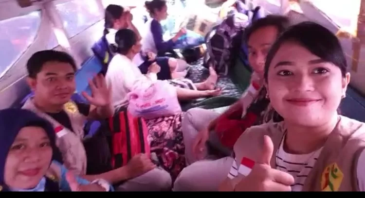 Tim Yellow Clinic dengan kekuatan 4 orang terdiri dua dokter dan dua perawat bersama warga yang terganggu kesehatannya  akibat gempa Siberut di atas Mentawai Fast (kapal ferry) 