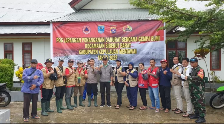 Tim Yellow Clinic dibantu Tim PMI Mentawai, Babinsa, BPBD dan juga Tim Puskesmas Kabupaten Mentawai bersiap menuju Kecamatan Siberut Barat  yang terdampak bencana gempa 