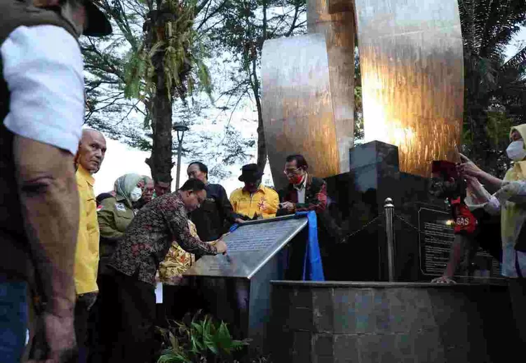 Gubernur DKI Jakarta Anies Baswedan didampingi sejumlah tokoh eks 66 meresmikan relokasi  tugu 66 di  Taman Menteng, Jakarta Pusat.