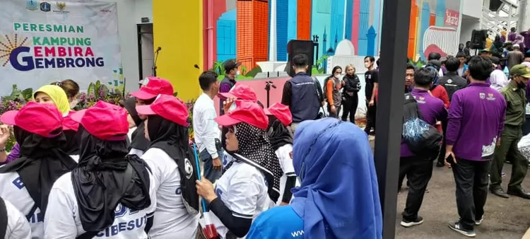 Warga Kampung Gembira Gembrong, Jatinegara, Jakarta Timur, tengah menanti kehadiran Gubernur  DKI Anies Baswedan untuk meresmikan hunian  revitalisasi pasar  Gembrong, yang terbakar April 2020.