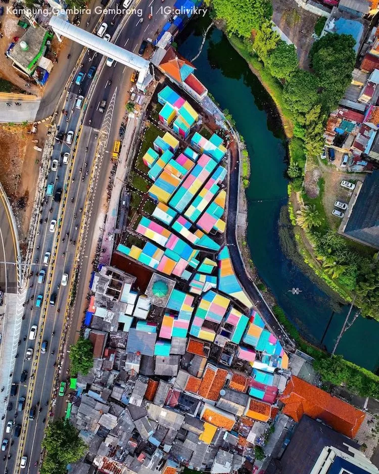 Kampung Gembira Gombrong dilihat dari udara tampak berjajar berwarna warni di bantaran sungai dan berbatasan dengan jalan besar yang ramai.