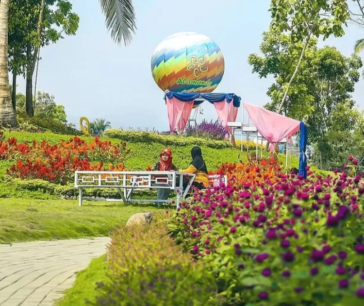 Keindahan taman di alamanda flower garden