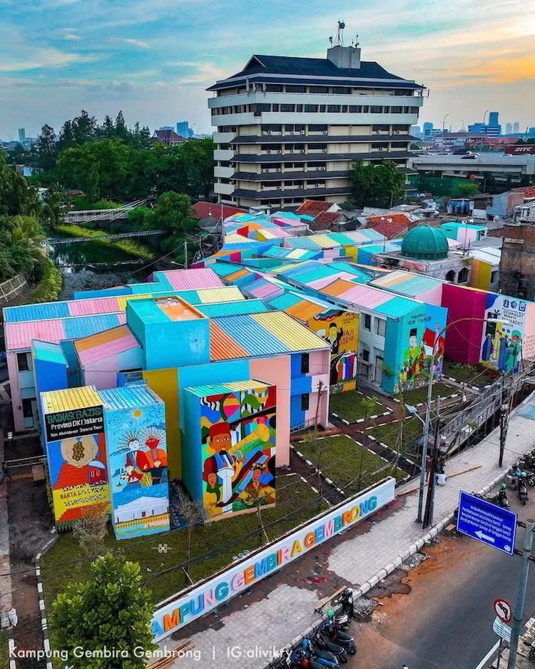 Tampak jajaran rumah susun berdiri dengan dinding berwarna warni di Kampung Gembira Gombrong Jatinegara Jakarta Timur. 