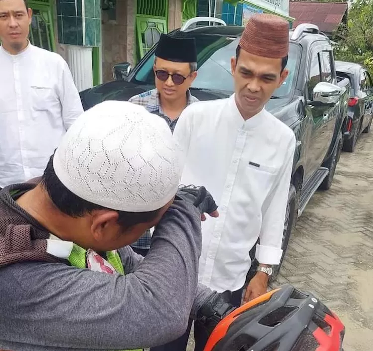 Yunus tak kuasa menahan air mata saat berpamitan kepada Ustadz Abdul Somad sebelum melanjutkan perjalanan ke Tanah Suci Makkah.