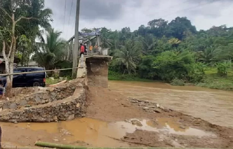 Kondisi Jembatan yang sebelumnya terkisis sebelum akhirnya ambrol