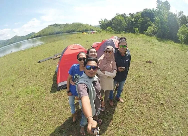 Camping menjadi salah satu inspirasi spot foto keren di destinasi wisata alam Danau Seran Banjarbaru