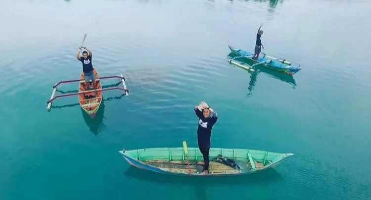 Naik perahu dari ketinggian menjadi salah satu inspirasi spot foto keren di destinasi wisata alam Danau Seran Banjarbaru