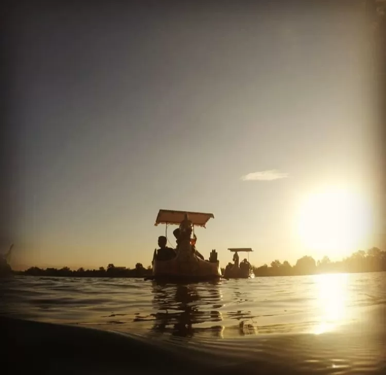 Sunset menjadi salah satu inspirasi spot foto keren di destinasi wisata alam Danau Seran Banjarbaru