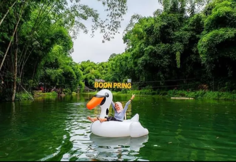 Bermain air di danau Boon Pring