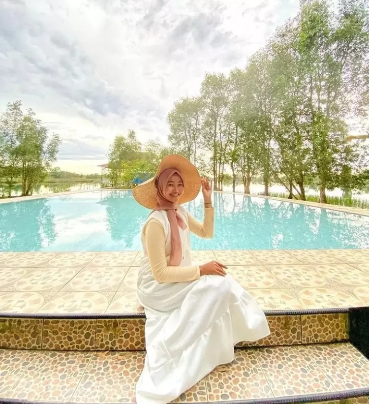Dipinggir kolam renang menjadi salah satu inspirasi spot foto keren di destinasi wisata alam Danau Seran Banjarbaru