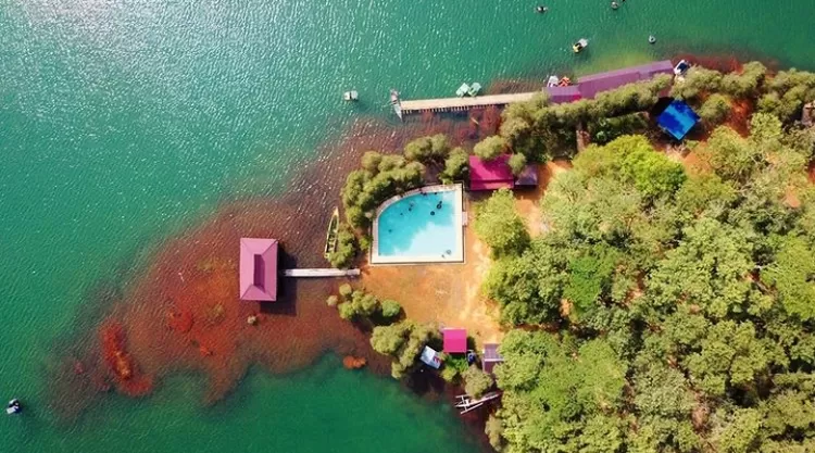 View pulau dari ketinggian menjadi salah satu inspirasi spot foto keren di destinasi wisata alam Danau Seran Banjarbaru