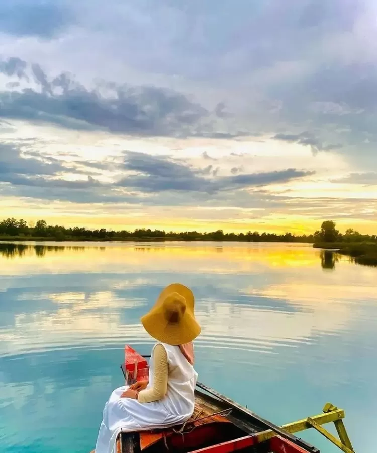 Diujung perahu kala senja menjadi salah satu inspirasi spot foto keren di destinasi wisata alam Danau Seran Banjarbaru