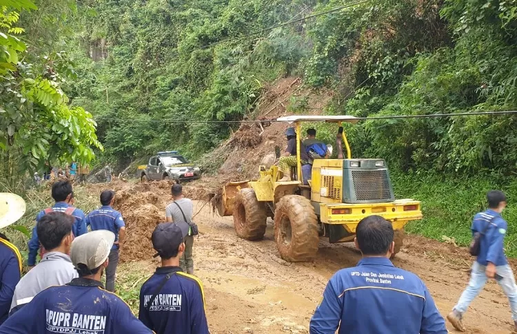 Menurunkan alat berat untuk pengerukan longsor