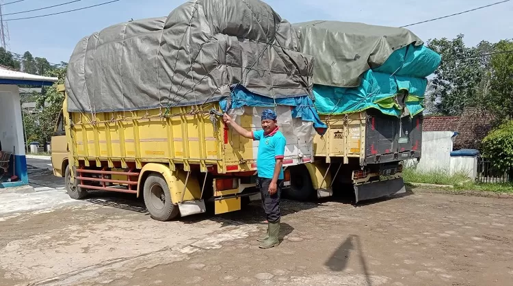 Mengirimkan paket Bantuan sembako untuk korban banjir di Lebak