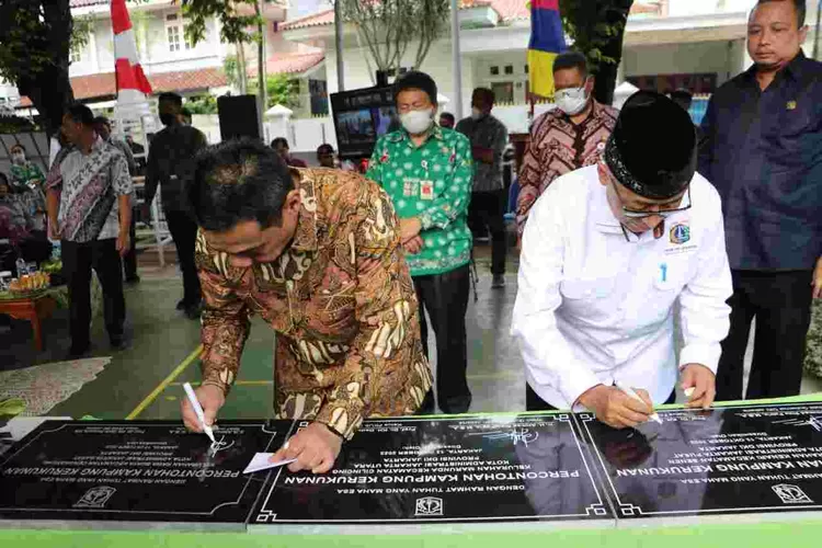 Wagub DKI Ariza menandatangani  prasasti  peresmian Kampung Ketukunan, Kamis (13/10/2022).