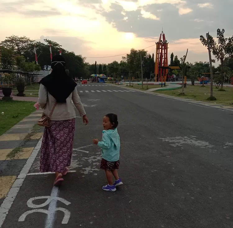  Taman Bantaran Kali Madiun adalah salah satu wisata malam di Madiun terpopuler dan paling recomended