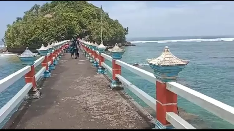 suasana Pantai Jembatan Panjang