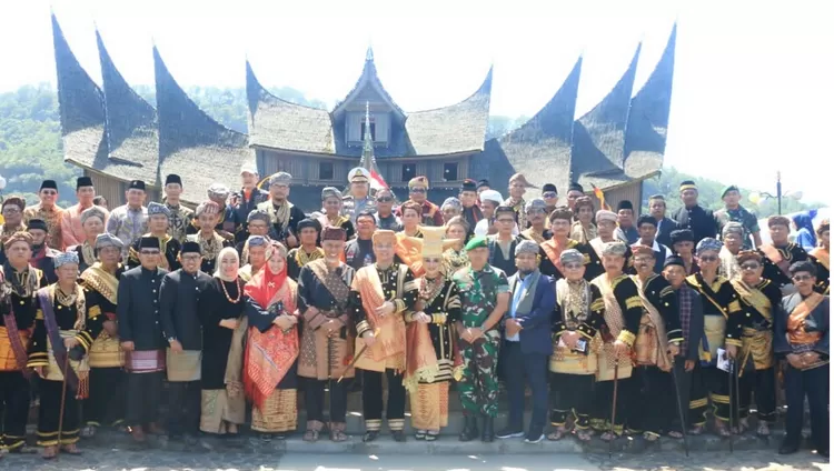 Teddy Minahasa, menerima gelar kehormatan adat dari Tampuak Tangkai Alam Minangkabau