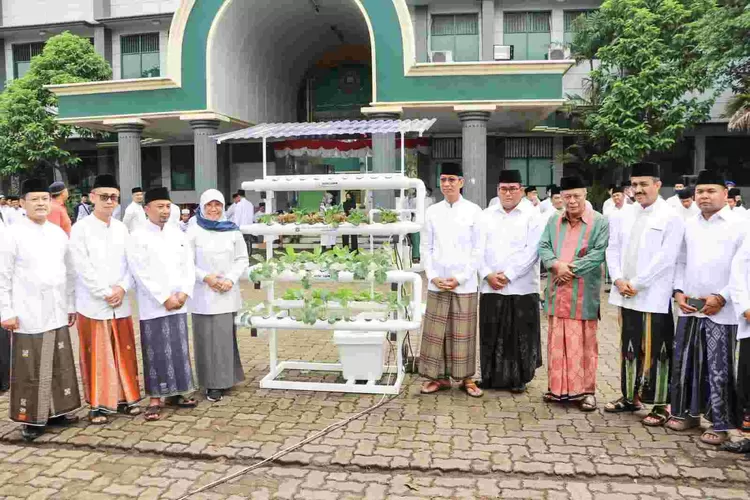 Pj Gubernur DKI Jakarta foto bersama dengan para pengurus pesantren yang menerima bantuan alat pertanian, Sabtu (22/10/2022).