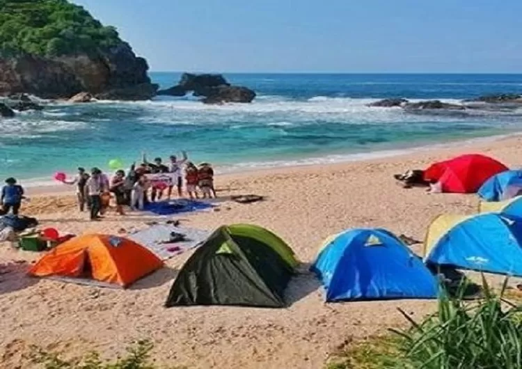 Pantai Jungwok Cocok Untuk Camping