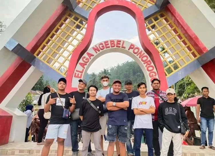 Spot foto di Telaga Ngebel terbaik, salah satunya adalah foto bareng kawan didepan ikon Telaga Ngebel Ponorogo 