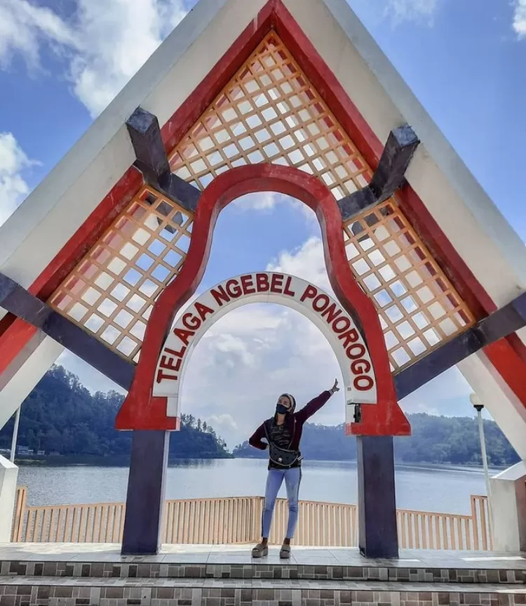 Spot foto di Telaga Ngebel terbaik, salah satunya adalah spot foto solo didepan ikon Telaga Ngebel Ponorogo 