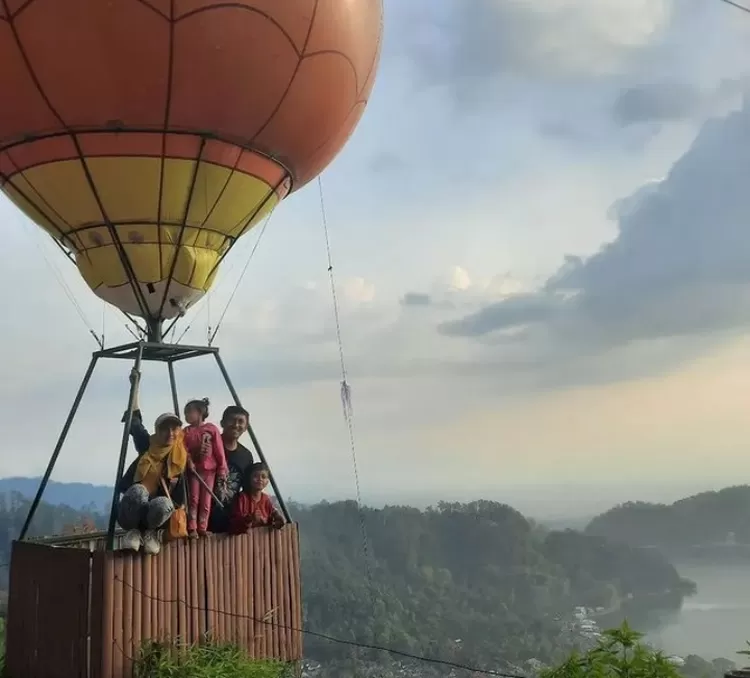 Spot foto di Telaga Ngebel terbaik, salah satunya adalah dari balon udara di wisata Mloko Sewu Ponorogo 