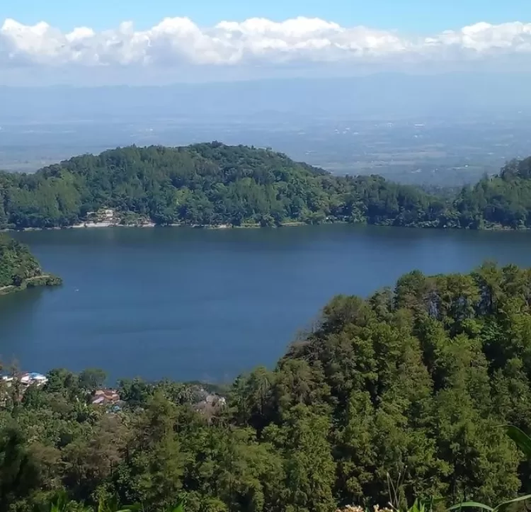 Spot foto di Telaga Ngebel terbaik, salah satunya adalah view telaga dari wisata Mloko Sewu Ponorogo 