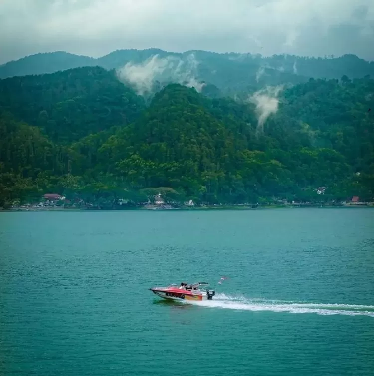 Spot foto di Telaga Ngebel terbaik, salah satunya adalah naik speed boat menyusuri telaga 