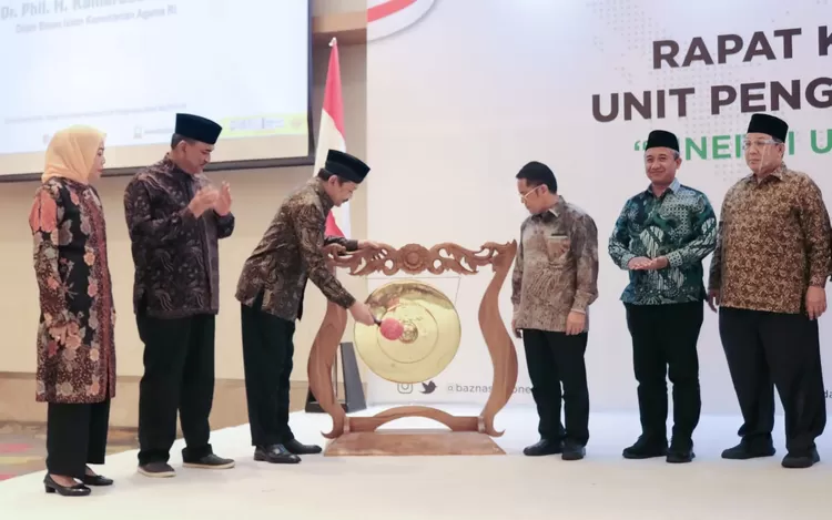 Ketua Baznas Noor Achmad memukul gong  menandau pembukaan Rakernas UPZ  2022 di Jakarta, Rabu (26/10/2022).