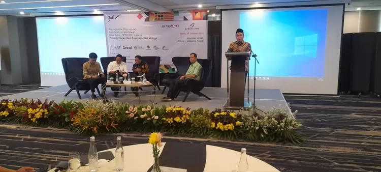 Ketua PWNU DKI Jakarta KH Syamsul Maarif menyampaikan sambutan saat menjadi narasumber diskusi  publik Musim Hujsn dan Keselamatan Warga, Kamis (27/10/2022).