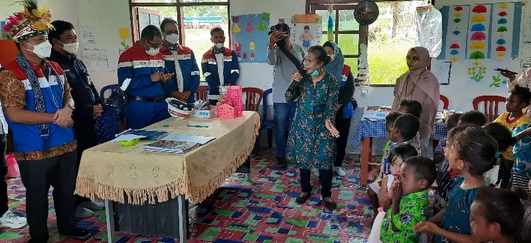 PT KPI RU VII juga Membina Pendidikan TK dan SD di Kampung Klayas. Guru dan Murid Menyambut Kedatangan Rombongan