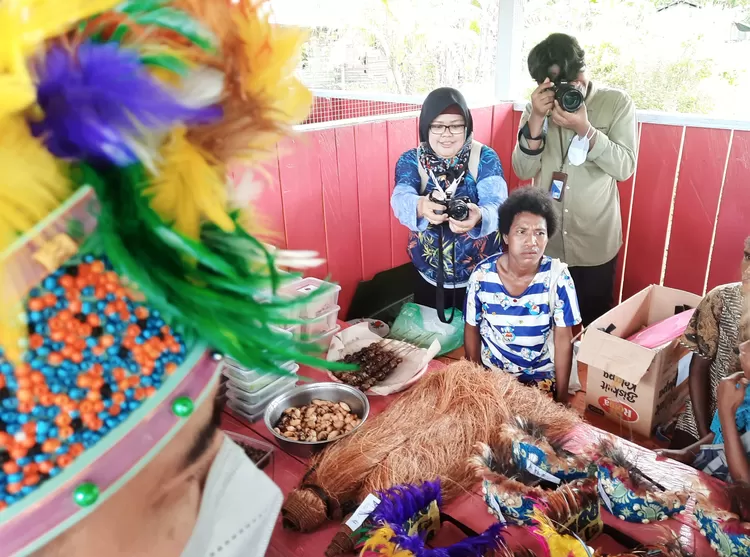 Ibu - Ibu Kampung Klayas Kini Berjualan Pernak-Pernik Cinderamata di Pasar Yang juga Dibangun PT KPI RU VII Buat Warga setempat